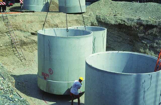 Versetzen der Regenspeicher als Mehrbehälteranlage mit einem Filterschacht und 4 Betonzisternen, zusammen 36 m³ Fassungsvermögen. Zusätzlicher Bestandteil der Regenwassernutzungstechnik ist eine Druckerhöhungsanlage mit zwei Tauchmotorpumpen, die zusammen bis zu 16,5 m³/h fördern. | Foto: Mall