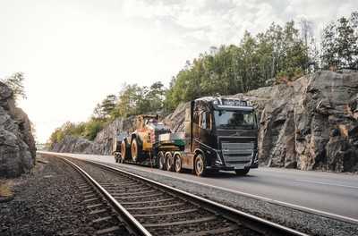 Goldhofer feiert Messe-Premiere mit „Trucker-Girl“ und Volvo