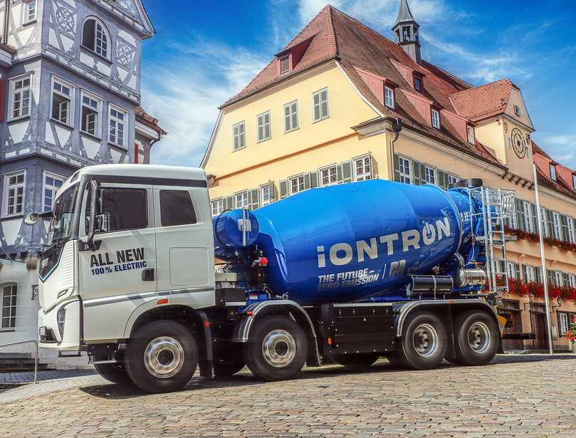 Der Putzmeister Fahrmischer rollt vollelektrisch auf dem Sany eTruck e435 8x4 und besitzt eine elektrisch angetriebene 9-m³-Mischtrommel. | Foto: Putzmeister