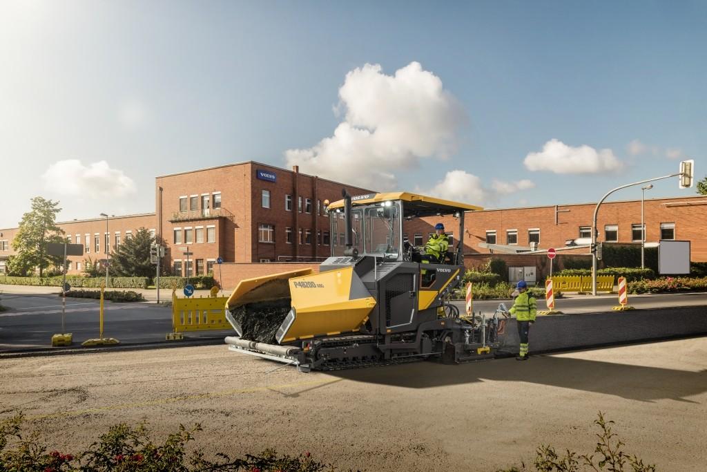 Von den ehemaligen AEG-Gebäuden an der Hamelner Kuhbrückenstraße grüßt seit einigen Jahren das Volvo-Logo. Durch die aktuellen Investitionen wird das Volvo-Werk noch moderner, die Straßenfertiger-Produktion effizienter und umweltfreundlicher. | Foto: Volvo CE