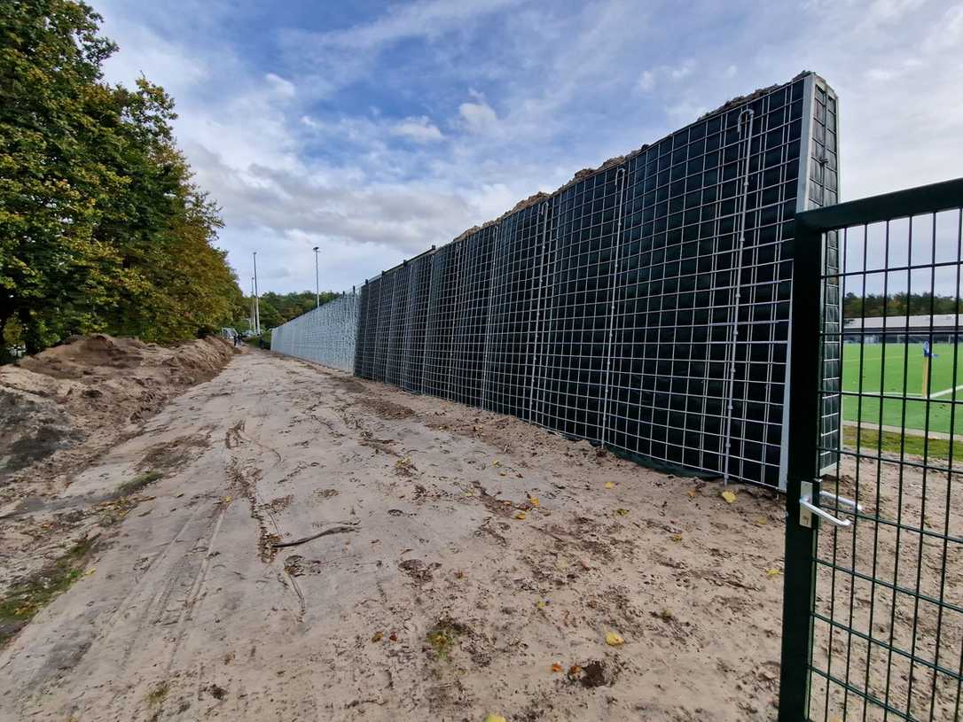 Lärmschutz beim Fußball: Begrünbare Klimawand