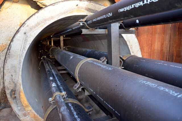 Der Rohrstrang verschwindet im Tunnel. Durch die oberen Leitungen wurde der Dämmer transportiert, mit dem die Hohlräume später verfüllt wurden. | Foto: bi/zu Eulenburg