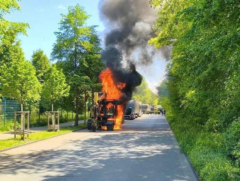 Der Bagger in der der Emscherbruchallee in Essen-Bergeborbeck brannte komplett aus. Die Ursache ist noch nicht bekannt. | Foto: Feuerwehr Essen Der Bagger in der der Emscherbruchallee in Essen-Bergeborbeck brannte komplett aus. Die Ursache ist noch nicht bekannt. | Foto: Feuerwehr Essen