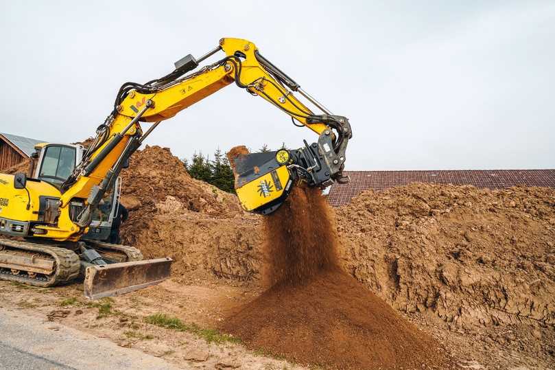 Im GaLaBau wird vor allem Mutterboden gesiebt, häufig mit Steinen und Rasensoden durchsetzt. | Foto: NB Baumaschinen