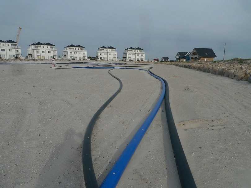 Mit grabenloser Technologie ist der Leitungsbau auf schonende Art überall möglich, auch in sensiblen Gebieten wie hier am Ostessestrand. | Foto: Tracto-Technik