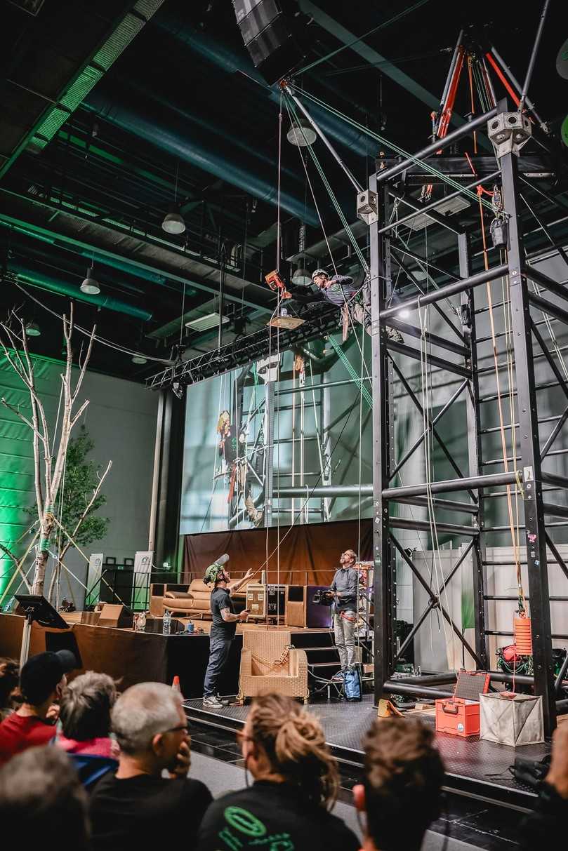 Das Kletterforum war auch in diesem Jahr Treffpunkt und Kommunikationsplattform von Baumpflegenden aus aller Welt. Entsprechend international gestaltete sich das praxisorientierte Programm. | Foto: Deutsche Baumpflegetage Das Kletterforum war auch in diesem Jahr Treffpunkt und Kommunikationsplattform von Baumpflegenden aus aller Welt. Entsprechend international gestaltete sich das praxisorientierte Programm. | Foto: Deutsche Baumpflegetage