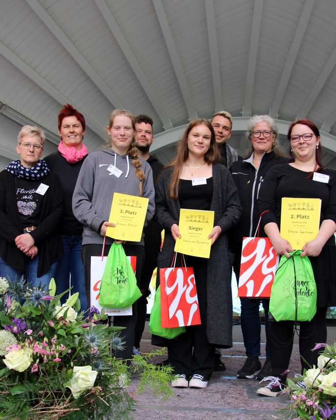 Kreative Floristik-Talente aus Sachsen-Anhalt traten auf der Landesgartenschau in Bad Dürrenberg bei einem Azubi-Wettbewerb gegeneinander an. | Foto: Sabine Krems-Jany