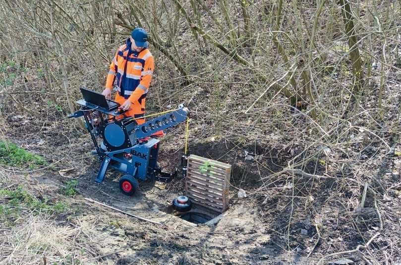 Schächte im Böschungsbereich der A 44 inspiziert Sanierungstechnik Dommel mit der Panoramo SI 4K auf dem mobilen Gestell, das über Akkus versorgt unabhängig von Stromanschlüssen ist. | Foto: IBAK