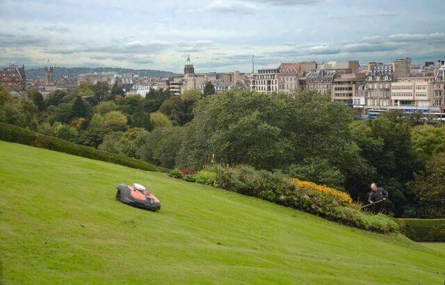 Auf mehreren Grünflächen in Edinburgh (hier: „The Mound“) werden Mähroboter von Husqvarna eingesetzt. In der schottischen Hauptstadt wurde beim dritten „Silent City“-Kongress über innovative bzw. verbesserte Systeme debattiert. | Foto: B_I / Valdix