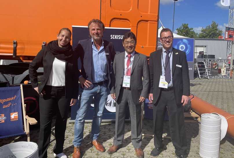 Koji Yamaguchi, Geschäftsführer der Sekisui Chemical GmbH, und Jörg Brunecker, Geschäftsführer der Swietelsky-Faber GmbH, gemeinsam mit Evelyne Sterczewski, SPR Business Manager bei Sekisui Chemical GmbH, und Thomas Hohrein, Niederlassungsleiter Leipzig bei Swietelsky-Faber | Foto: Swietelsky-Faber Koji Yamaguchi, Geschäftsführer der Sekisui Chemical GmbH, und Jörg Brunecker, Geschäftsführer der Swietelsky-Faber GmbH, gemeinsam mit Evelyne Sterczewski, SPR Business Manager bei Sekisui Chemical GmbH, und Thomas Hohrein, Niederlassungsleiter Leipzig bei Swietelsky-Faber | Foto: Swietelsky-Faber