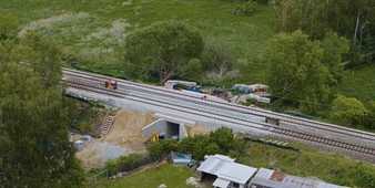 Fertigteile beschleunigen Bau einer Eisenbahnüberführung
