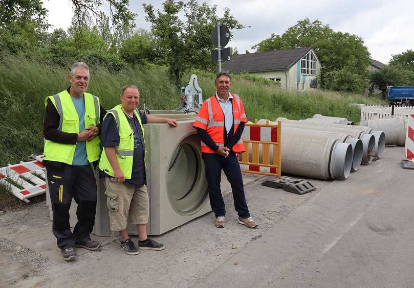 Trafen sich zur Besprechung vor Ort auf der Baustelle (v.l.n.r.): Robert Jerinkitsch vom Bereich Abwasseranlagen bei der Stadt Großbottwar, Christian Opitz, stellvertretender Amtsleiter und Bauleiter vom Zweckverband Verbandsbauamt Großbottwar, und Rüdiger Göbel, Fachberater der P.V. Betonfertigteilwerke GmbH. | Foto: P.V. Betonfertigteilwerke GmbH Trafen sich zur Besprechung vor Ort auf der Baustelle (v.l.n.r.): Robert Jerinkitsch vom Bereich Abwasseranlagen bei der Stadt Großbottwar, Christian Opitz, stellvertretender Amtsleiter und Bauleiter vom Zweckverband Verbandsbauamt Großbottwar, und Rüdiger Göbel, Fachberater der P.V. Betonfertigteilwerke GmbH. | Foto: P.V. Betonfertigteilwerke GmbH
