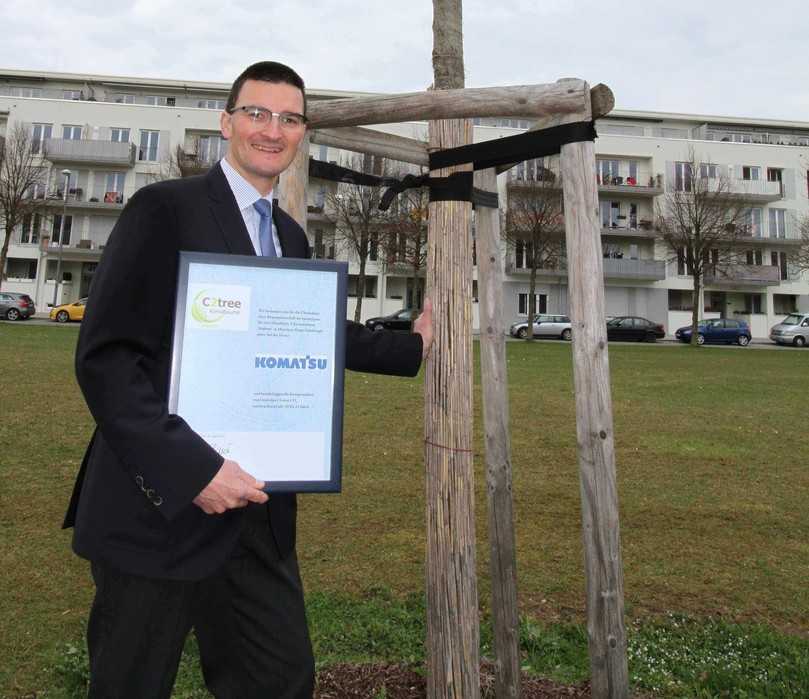 Eine stattliche Silberlinde spendete Komatsu, was auf Deutsch "kleine Pinie" heißt, Marco Maschke leitet das Deutschlandbüro.