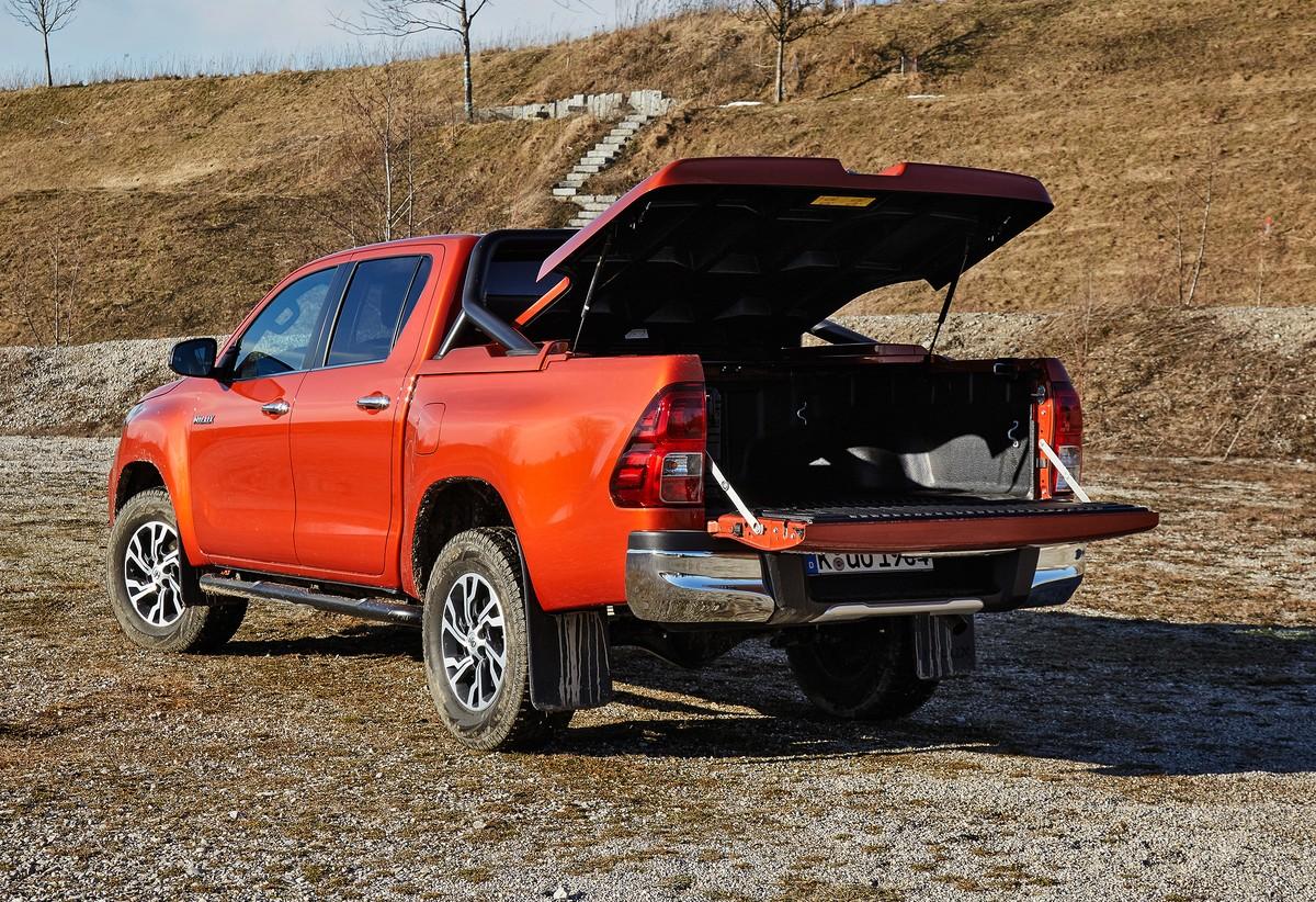 Ein zuschaltbarer Allradantrieb, ein sperrbares Differenzialgetriebe an der Hinterachse und ein Untersetzungsgetriebe bieten beim Toyota Hilux eine solide Basis für Fahrten abseits befestigter Wege - wie es sich für einen Pick-Up gehört. | Foto: Toyota