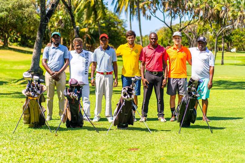 V.l.n.r.: William Odeck, Bernard Payet, Dickson Barasa, Thomas Mooser, John Timbe, Tommy Ford (US-amerikanischer Skirennläufer und Botschafter für Universal Lighthouse), Hassan Kalamu | Foto: Swietelsky-Faber