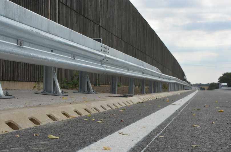 „Aco KerbDrain Road“ auf der A21: Das Zwei-in-eins-System beschleunigt die Baustelle deutlich. | Foto: Aco GmbH