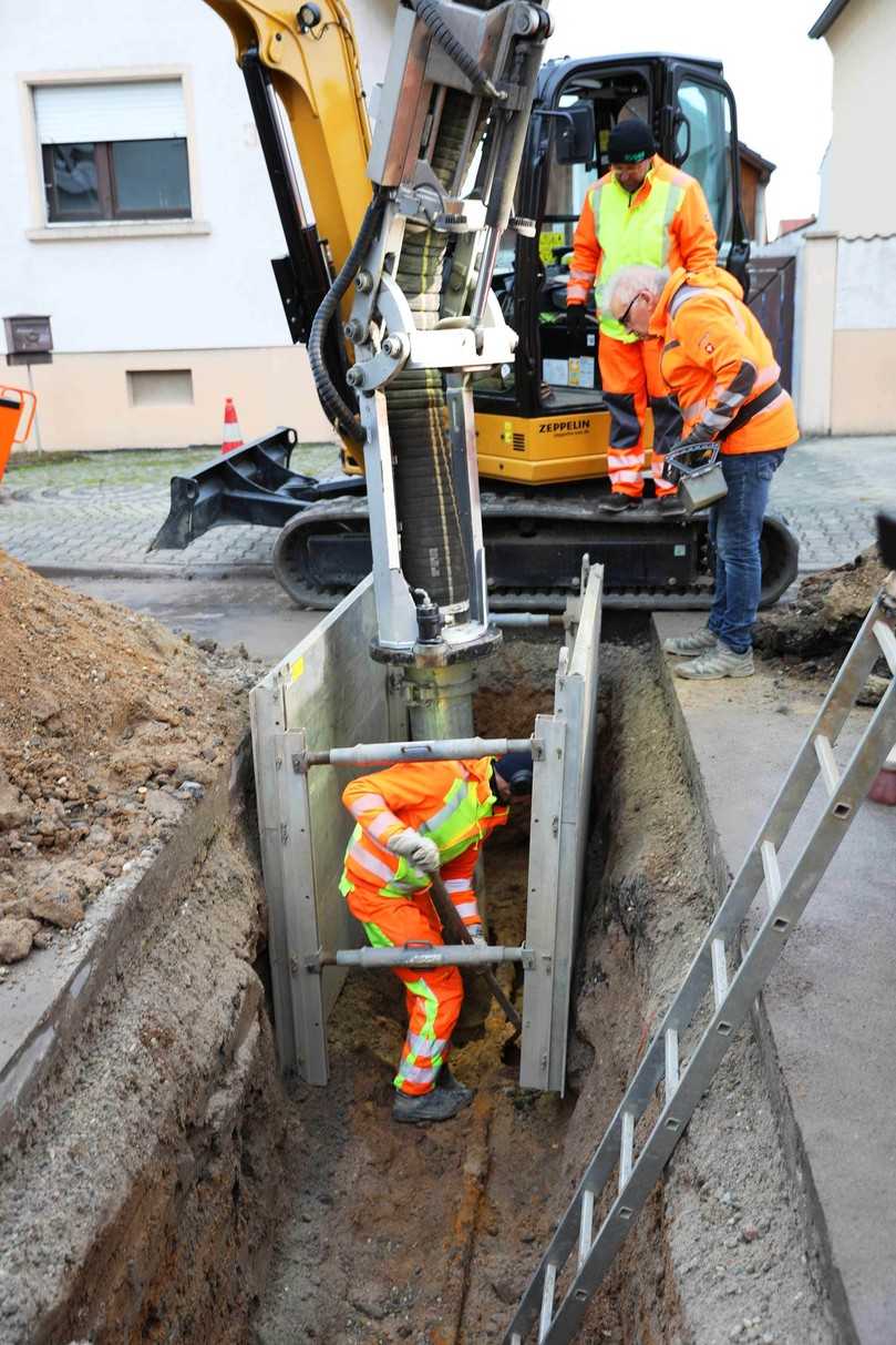 Zwischen den Spundwänden ist sicheres Arbeiten auf engstem Raum durch den Saugbagger gewährleistet. | Foto: MTS Mobile Tiefbau Saugsysteme Zwischen den Spundwänden ist sicheres Arbeiten auf engstem Raum durch den Saugbagger gewährleistet. | Foto: MTS Mobile Tiefbau Saugsysteme