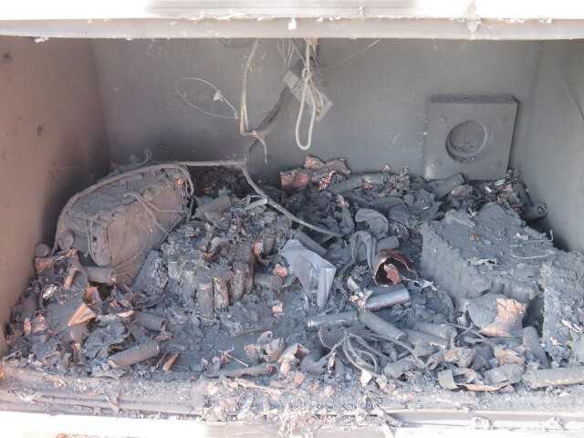 Zwei von vier Pedelec-Akkus im Schrank verbrannt, keine Schäden in der Umgebung.