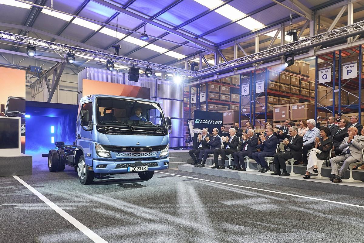 Hochrangige Gäste lud die Daimler Truck-Tochter Fuso zum Produktionsstart des eCanter „Made in Europe“ ins Werk Tramagal ein. | Foto: Daimler Truck