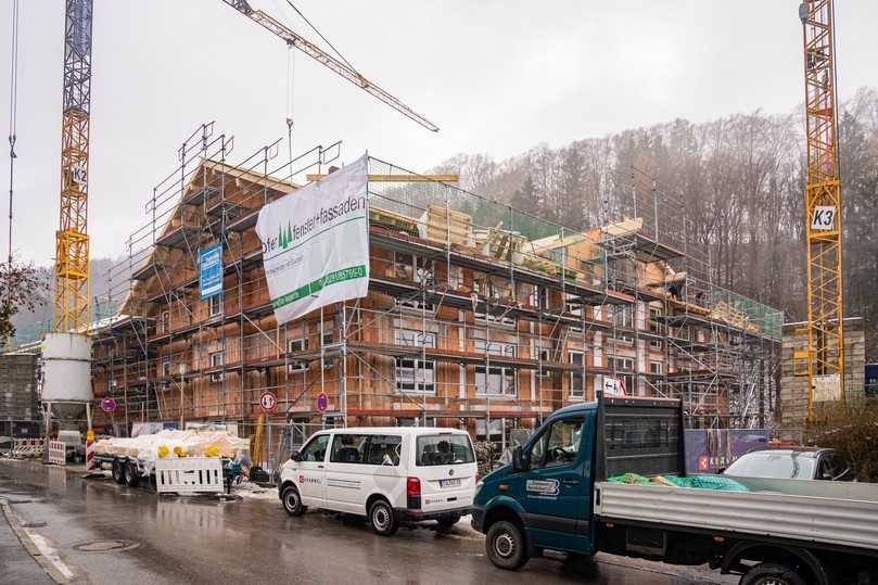 Rohbau in Tegernsee: Das Mehrfamilienhaus wurde in monolithischer Ziegelbauweise errichtet. Für die hohe Wärmedämmung der Außenwände sorgt der holzfasergefüllte „WS08 Silvacor“-Mauerziegel. | Foto: Christian Tharovsky