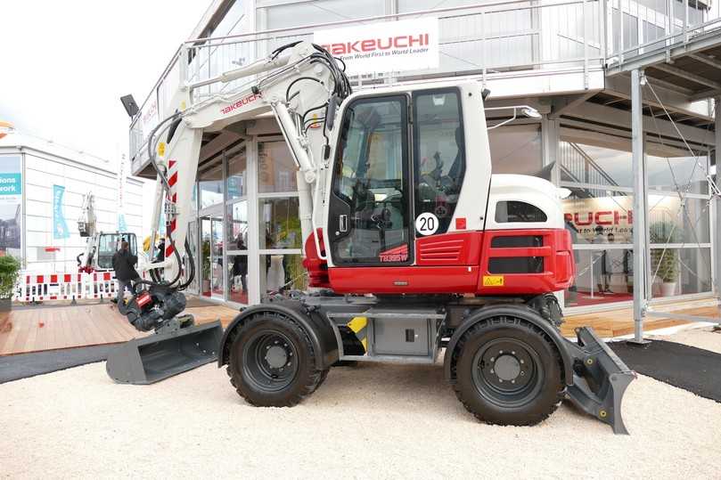 Der neueste Takeuchi-Mobilbagger TB 395 W mit zehn Tonnen Gewicht. | Foto: Schäfer