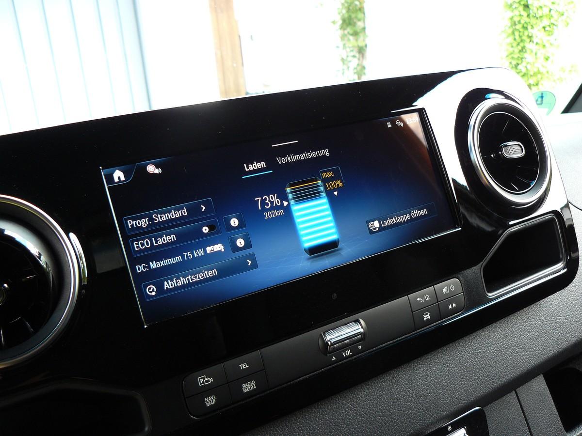Mercedes MBUX mit großem Bildschirm, viel Information, zahlreichen Einstellmöglichkeiten und spannender Konversation. | Foto: Randolf Unruh