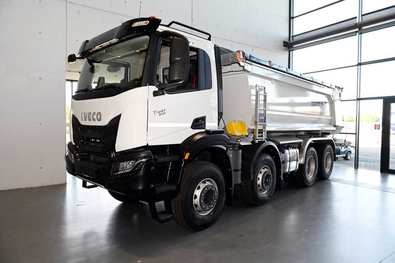 Brandneu und das erste Mal live zu sehen: Der Iveco T-Way 8x4 als Hinterkipper auf der Nufam 2021. | Foto: Quatex