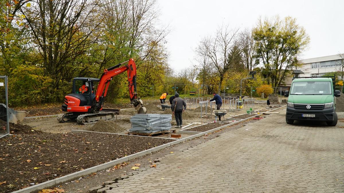 Auf der größten von insgesamt sechs neuen Stellflächen bauen die Kollegen von Schöppler Abstellbügel ein. | Foto: Schöppler/Mahrholdt