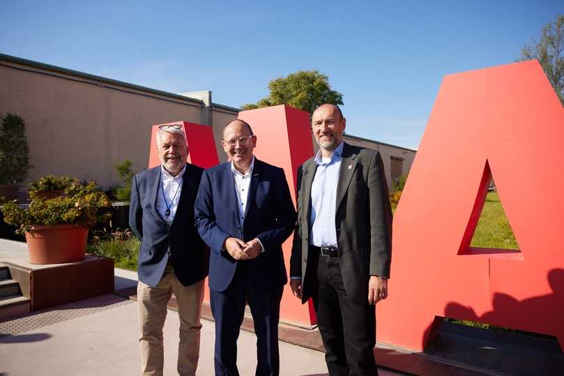 Gaben gemeinsam einen Rückblick auf die Bundesgartenschau: Jochen Sandner (von links), Geschäftsführer der Deutschen Bundesgartenschau Gesellschaft, Mannheims Oberbürgermeister Christian Specht und Michael Schnellbach, Geschäftsführer der Buga-2023-Gesellschaft. | Foto: Lukac+Diehl