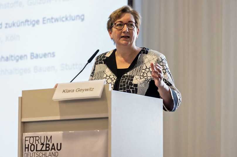 Will Holz, „diesem wunderbaren Baustoff“, einen höheren Stellenwert einräumen: Bundesministerin Geywitz spricht auf dem Deutschen Holzbau Kongress. | Foto: Forum Holzbau/Jan Kulke