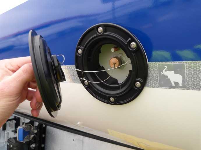 Wie ein Tankdeckel gibt der Drehverschluss im Thermoaufbau den Zugang für die Temperaturmessung am Ladegut frei. | Foto: Schmitz Cargobull