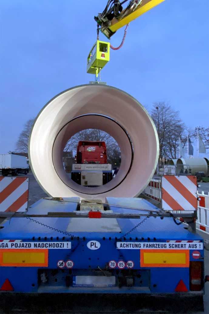 Die GFK-Rohre werden mit einem Tiefbett-Lkw in definierten Zeitabständen zur Baustelle geliefert und auf einem Lagerplatz zwischengelagert. | Foto: Klaus Stewering