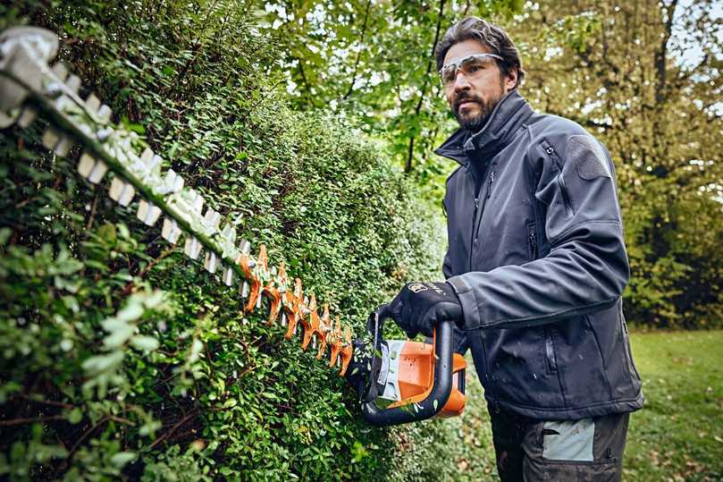 Der bürstenlose, elektronisch gesteuerte EC-Motor der Stihl HSA 100 erzeugt eine konstant hohe Hubzahl. | Foto: Stihl