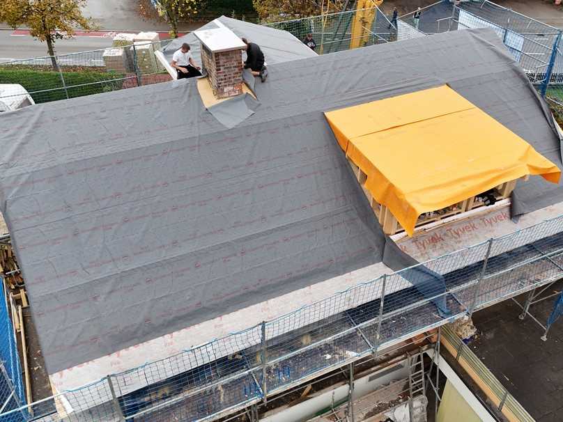 Mit "Ampatop Protecta 3D"-Vorkonfektion werden die verklebten Dachbahnen passgenau gemäß Montageplan geliefert. | Foto: Ampack