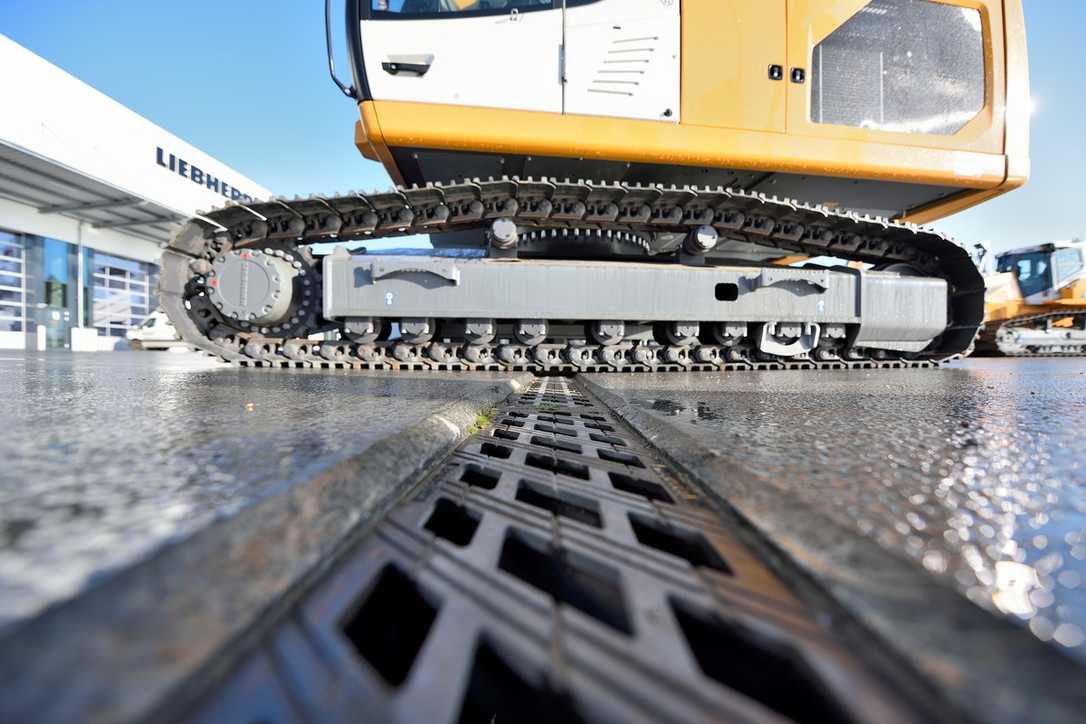 Schwerlastrinnen entwässern Liebherr-Gelände in Schüttdorf