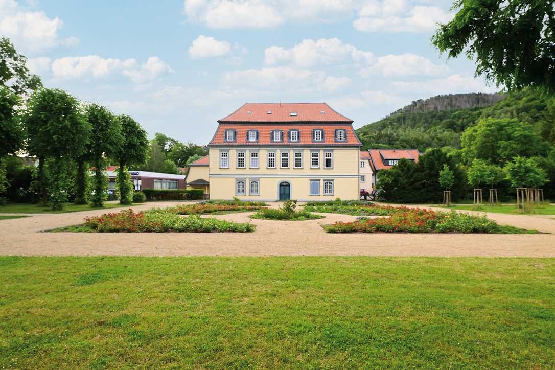 Stadtpark im Goslarer Stadtteils Oker mit Stahlbändern von Richard Brink saniert