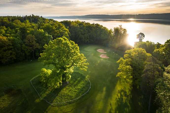 Blickachsen wie diese zum Starnberger See gibt es nicht viele, doch Licht und Luft sind für gesundes Gräserwachstum wichtig. Baumveterane wie dieser Einzelbaum stammen noch aus der Zeit von Peter Joseph Lenné. | Foto: Stefan von Stengel