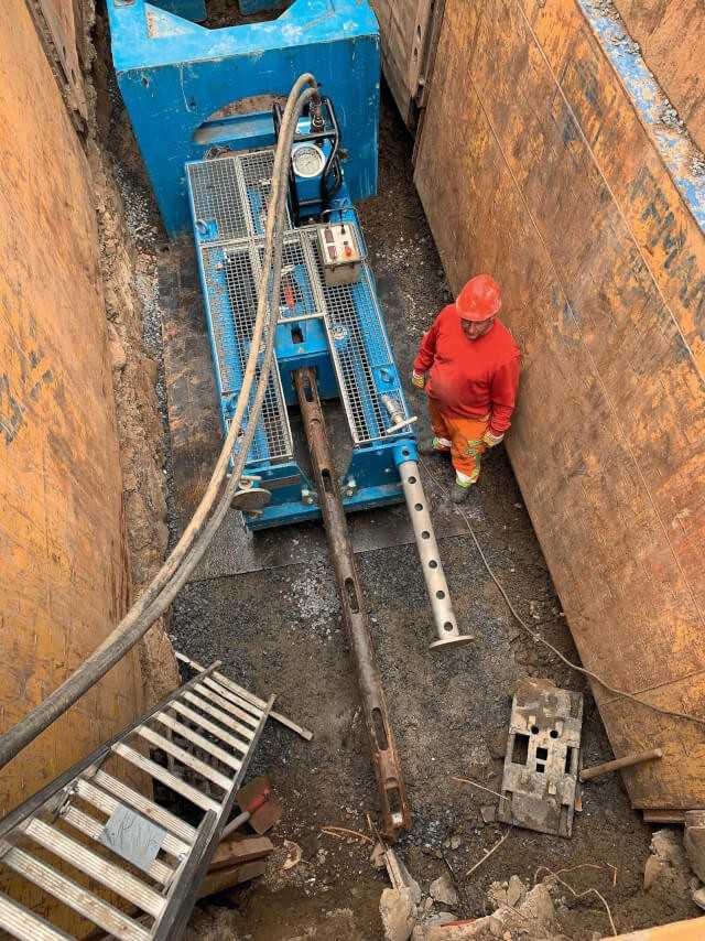 In der rund 5 m tiefen Baugrube schiebt der Grundoburst 2500G das Gestänge durch die alte Leitung. | Foto: Tracto-Technik