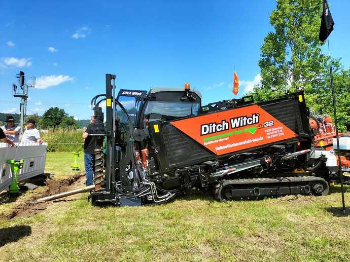 Die Ditch Witch AT32 konnte beim Bohrwettbewerb ihr Können unter Beweis stellen. Die AT32-Grundmaschinen waren wegen des weichen Bodens mit JT-Gestänge ausgerüstet. | Foto: B_I/Stärck