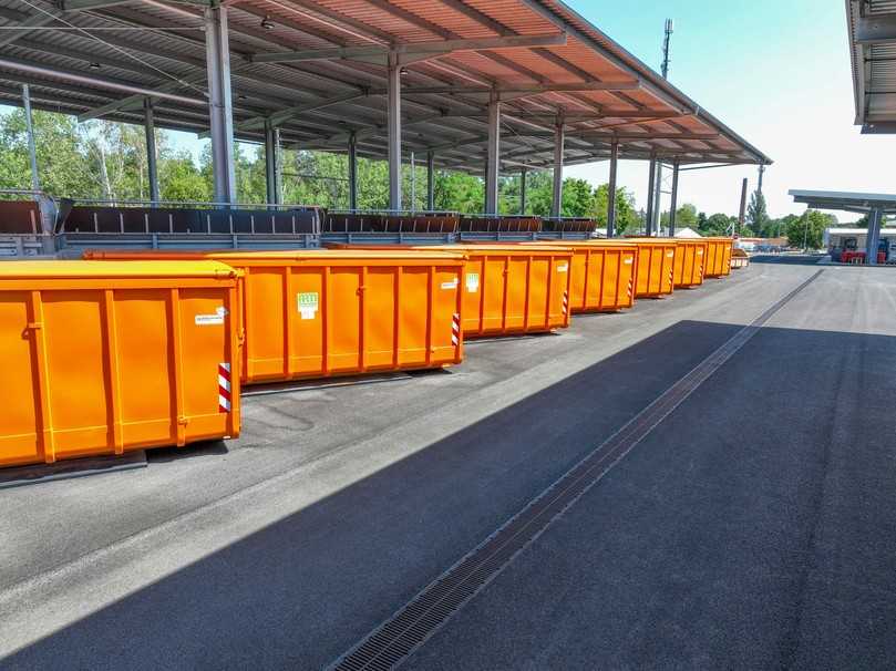 Alle 16 Container sind heute überdacht, damit durch das Regenwasser keine Auswaschung von Abfallschadstoffen stattfindet. Die Rinnensystemlösung Bircopur ermöglicht die umweltschonende Wasserbehandlung, -verteilung und -versickerung vor Ort. | Foto: Birco