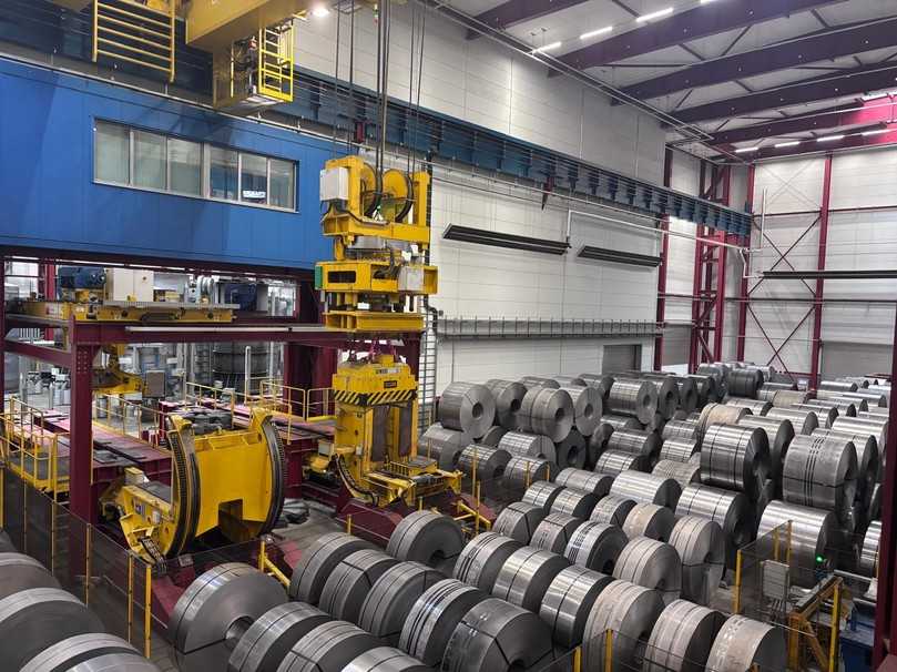 Ausgangsmaterial der Stahlfasern: kaltgewalzter Bandstahl in Coils, gelagert im Werk der Bilstein Group. | Foto: B_I MEDIEN/Mira Jacobsen Ausgangsmaterial der Stahlfasern: kaltgewalzter Bandstahl in Coils, gelagert im Werk der Bilstein Group. | Foto: B_I MEDIEN/Mira Jacobsen