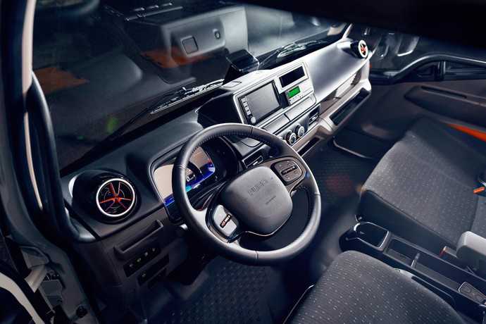 Aufgehübscht und mit Digital-Display empfängt der neue eCanter seine Besatzung in der engen Kabine. | Foto: Daimler Truck, Oliver Willms