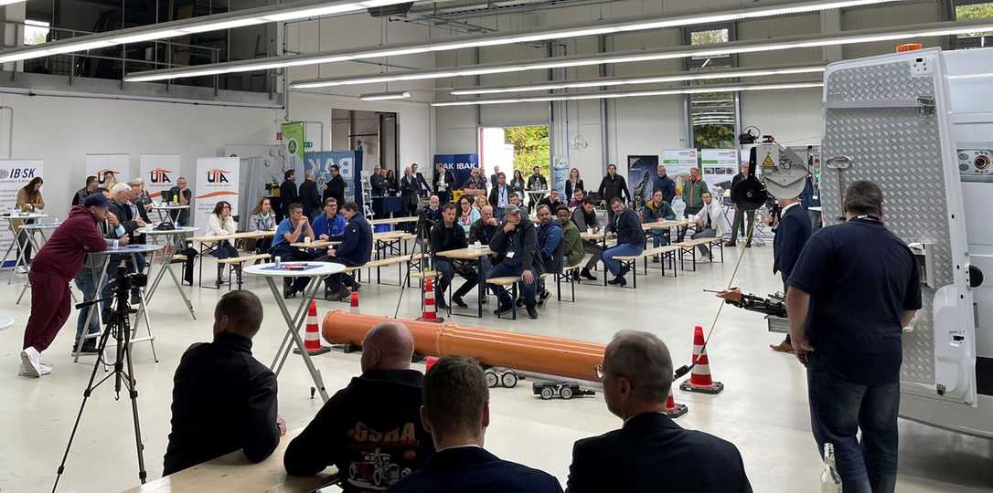 Hausmesse bei IBAK: Oldtimer, Full-HD-Fahrzeug und Fräsroboter zum Anfassen