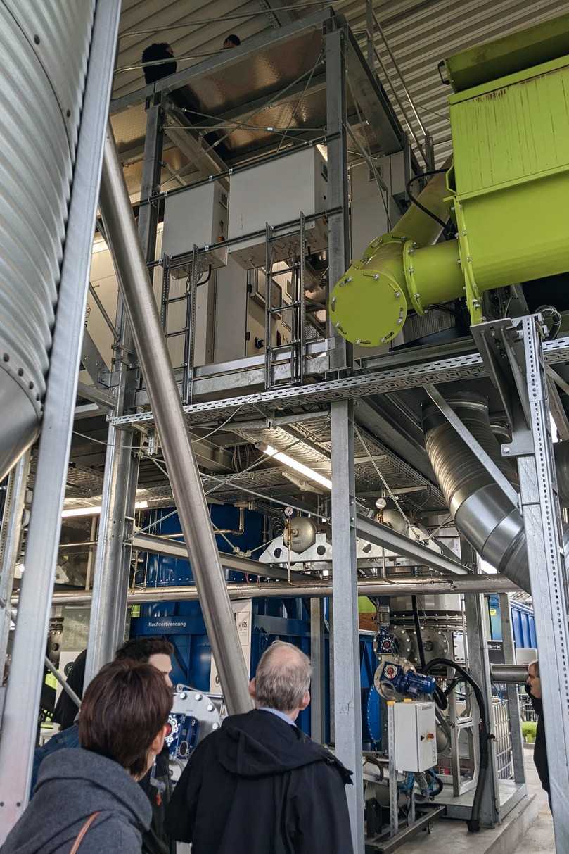 Die bei der Produktion der Pflanzenkohle anfallende Wärme wird benutzt, um den Grünschnitt vorzutrocknen und mittels einer Gasturbine Strom zu erzeugen. | Foto: FVPK