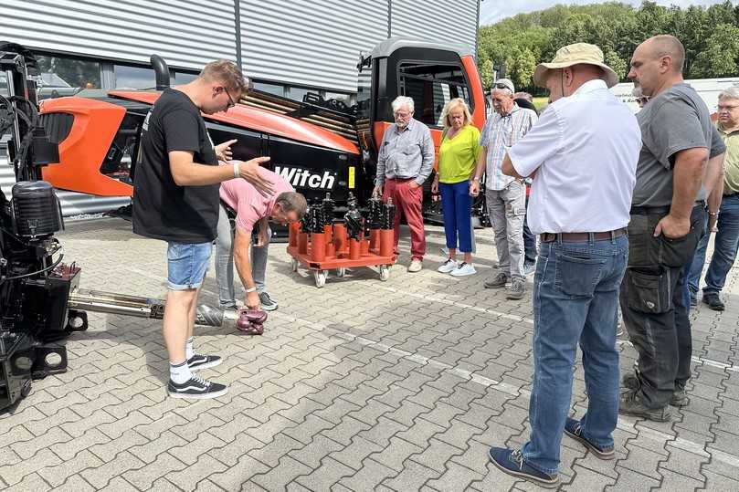 Viele Besucher ließen sich ausführlich die Funktionsweise der Ditch Witch Bohranlagen erklären. | Foto: L-Team Baumaschinen Viele Besucher ließen sich ausführlich die Funktionsweise der Ditch Witch Bohranlagen erklären. | Foto: L-Team Baumaschinen