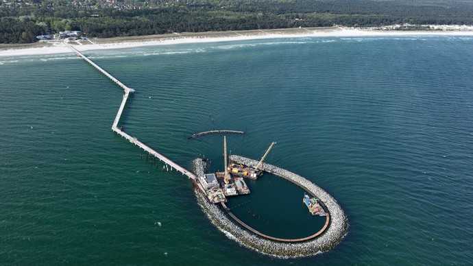 Die Seebrücke führt zum neuen Inselhafen mit 45 Liegeplätzen. Hier der Bauzustand im Mai 2024 | Foto: Hr. Rödel