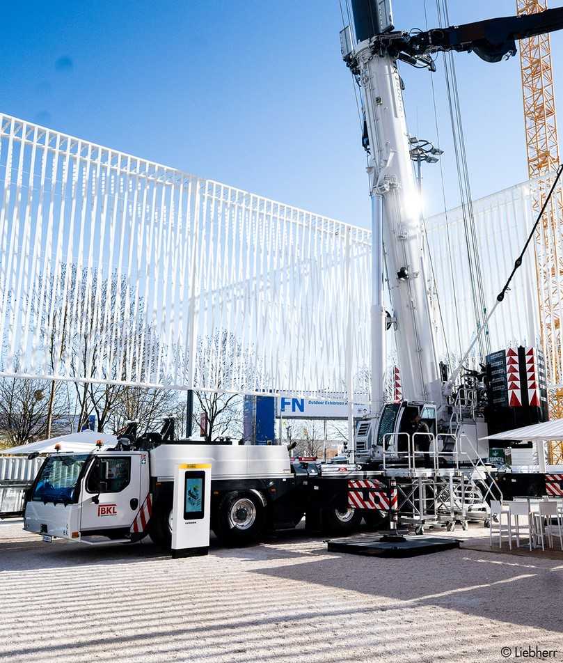 Gerade noch auf dem Liebherr-Stand – und schon bei BKL: Der LTM 1400-6.1 erreicht eine maximale Ausladung von 96 Metern. | Foto: Liebherr Gerade noch auf dem Liebherr-Stand – und schon bei BKL: Der LTM 1400-6.1 erreicht eine maximale Ausladung von 96 Metern. | Foto: Liebherr