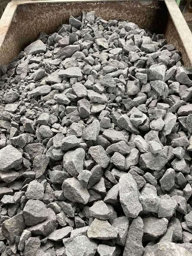 Basalt wird gebrochen, gereinigt, anschließend geschmolzen und dann zu Fasern verarbeitet. | Foto: Hauraton