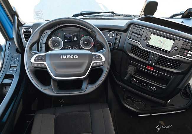 Das Cockpit des Iveco S-Way lässt kaum Wünsche offen. Digitale Anzeigen sind Mangelware. | Foto: Quatex