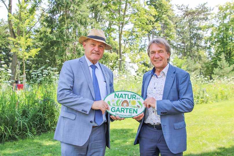 „Natur im Garten“- Plakette aus Österreich für die Landesgartenschau in Bad Dürrenberg: Laga-Geschäftsführer Michael Steinland (rechts) nimmt die Auszeichnung von Wolfgang Sobotka aus der Delegation aus der Alpenrepublik entgegen. | Foto: Sabine Krems-Jany